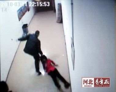 一嫌疑人拽着女网管的头发向门外拖